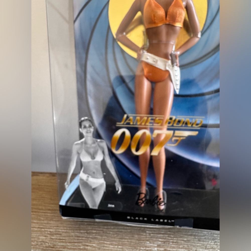 James Bond 007 2009 Jinx Halle Berry Barbie Doll Mattel collectors item - Picture 2 of 9